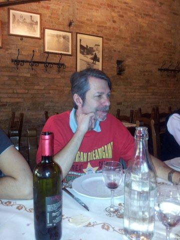 con la fedele bottiglia